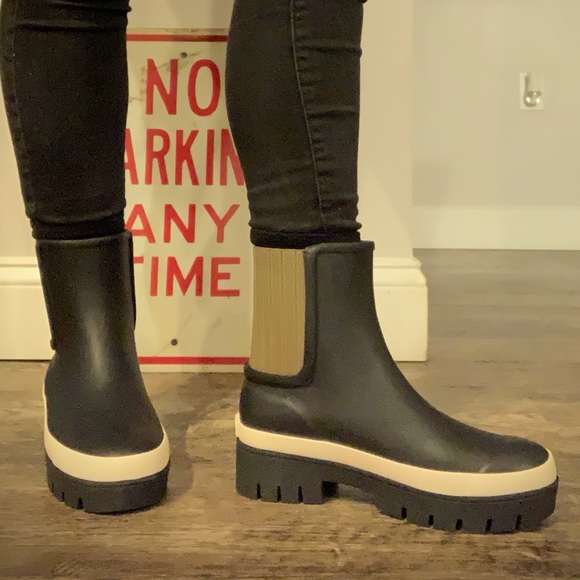 Tory Burch Hurricane Block Heel Rubber Boot Size 7 fits like 8 Never Worn - Picture 6 of 6